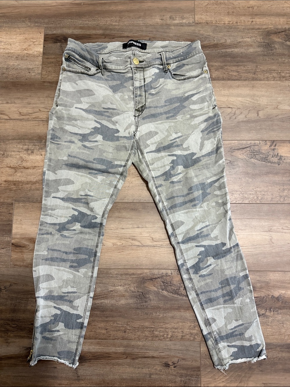 Express Women's Camo Jeggings in Gray and Cream